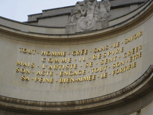Tekst van Paul Valéry op het Palais de Chaillot in Parijs